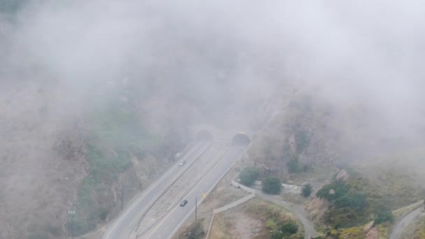 Overhead Shot Cars Entering Tunnel Kanan Road Morning Mist Santa — Stock Video