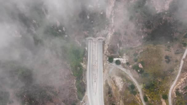 Vista Superior Estrada Kanan Atravessando Nevoeiro Manhã Malibu Subúrbio Los — Vídeo de Stock