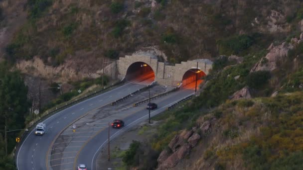 Drone Skott Bilar Som Kör Tunnlarna Kanan Väg Santa Monica — Stockvideo