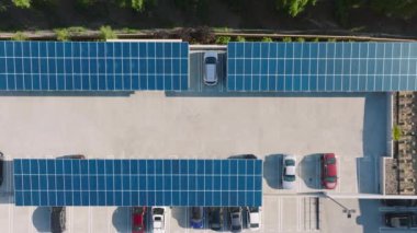 Üst güneş panelleri evin çatısında yeşil enerji üretiyor. Otomobiller açık hava parkında. Calabasas 101 otoyolunun Los Angeles, California, ABD 'de hareket halindeki araçlarla insansız hava aracı görüntüleri.