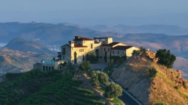 Malibu Rocky Oaks Estate Vineyard, Malibu dağları, California, ABD. Santa Monica dağlarında özel şaraphane binası. Gün batımındaki muhteşem manzara, 4K görüntü.