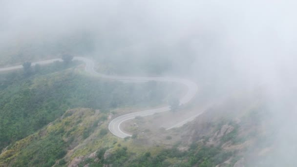 Αεροφωτογραφία Της Πρωινής Ομίχλης Που Καλύπτει Τον Άδειο Δρόμο Του — Αρχείο Βίντεο