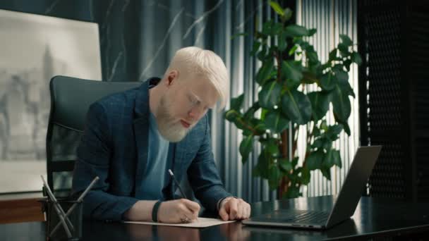 Πορτρέτο Των Εστιασμένων Albino Επιχειρηματίας Συμπληρώνοντας Έγγραφο Στο Χώρο Εργασίας — Αρχείο Βίντεο