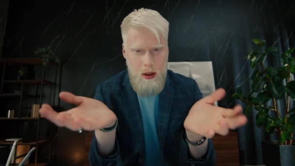 Hombre Negocios Albino Serio Teniendo Una Conferencia Línea Con Colegas — Vídeos de Stock