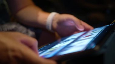 Kapalı erkek elleri tablet ekranda arama yapıyor, gece WiFi kullanarak görüntü veya görüntü içeriğini tarıyor. Modern teknoloji cihazının parlak ekranını kapat. Genç adam içeriği çevrimiçi, kablosuz İnternet
