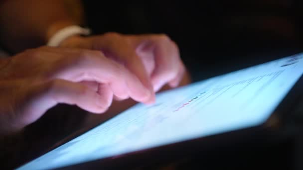 商人在网上工作 无线互联网4K 深夜时分 在平板电脑屏幕电子邮件或社交媒体博客内容上拉近男性手打字的距离 现代技术设备的明亮屏幕近景 — 图库视频影像