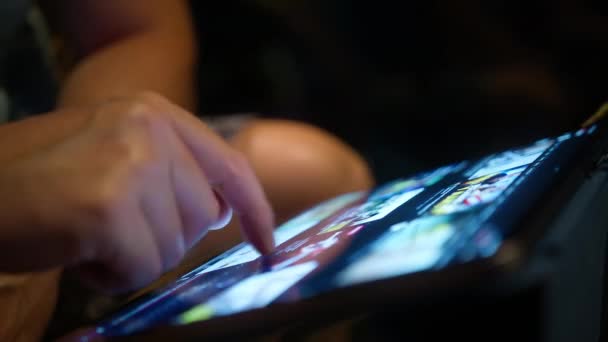 年轻人在线滚动内容 无线互联网 将男性的手放在平板屏幕上搜索 夜间使用Wifi浏览视频或图像内容 近视现代技术设备明亮的屏幕 — 图库视频影像