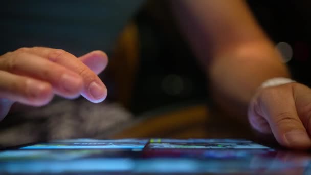 Moderne Tech Gerät Helle Bildschirmkopie Hintergrund Großaufnahme Männliche Hände Suchen — Stockvideo