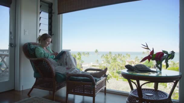 Bizneswoman Pracująca Zdalnie Tropikalnych Wakacjach Relaks Kobiet Przewijanie Ekranu Tabletu — Wideo stockowe