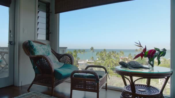 从客厅看海景海滨别墅 夏威夷风格的室内装饰 有着清晰的蓝天背景的复制空间 海滨风格客厅 有藤条藤条家具和大窗户 — 图库视频影像