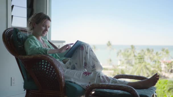 Χαλαρωμένη Οθόνη Θηλυκό Κύλιση Tablet Διαβάζοντας Μηνύματα Ηλεκτρονικού Ταχυδρομείου Blog — Αρχείο Βίντεο