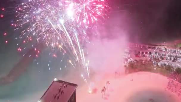 Drone Che Vola Sopra Fuochi Artificio Scintillanti Colorati Esplodono Notte — Video Stock