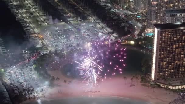 Nsanlar Yaz Tatilinde Hayatı Kutluyorlar Geceleri Havai Fişekler Patlıyor Waikiki — Stok video