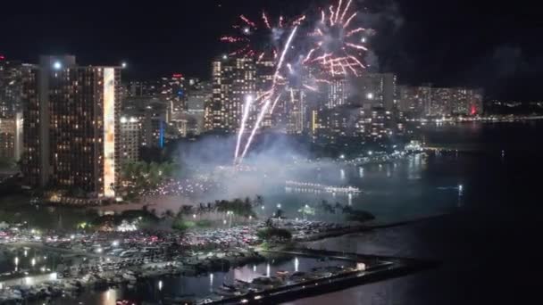 Kolorowe Fajerwerki Luksusowych Kurortach Waikiki Piątkowy Wieczór Atrakcja Turystyczna Wyspie — Wideo stockowe