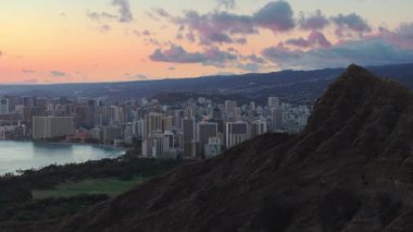 Oahu Adası 'nın başkenti gün batımında turistik bir şehir. Honolulu şehir merkezindeki Diamond Head dağ yürüyüşü patikasının tepesindeki sığınaklardan. Elmas başlı yanardağ kraterinden Honolulu 'nun hava görüntüsü