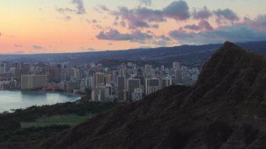 Oahu Adası 'nın başkenti gün batımında turistik bir şehir. Honolulu şehir merkezindeki Diamond Head dağ yürüyüşü patikasının tepesindeki sığınaklardan. Elmas başlı yanardağ kraterinden Honolulu 'nun hava görüntüsü