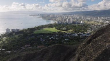 Diamond Head volkan kraterinden Honolulu 'nun hava görüntüsü. Oahu Adası 'nın başkenti turistik alandan görülebilir. Honolulu şehir merkezindeki Diamond Head dağ yürüyüşünün tepesindeki sığınaklardan.