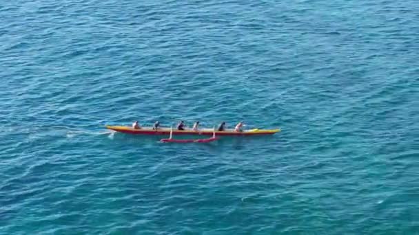 Drone Volando Junto Con Equipo Deportivo Remando Canoa Outrigger Vista — Vídeos de Stock
