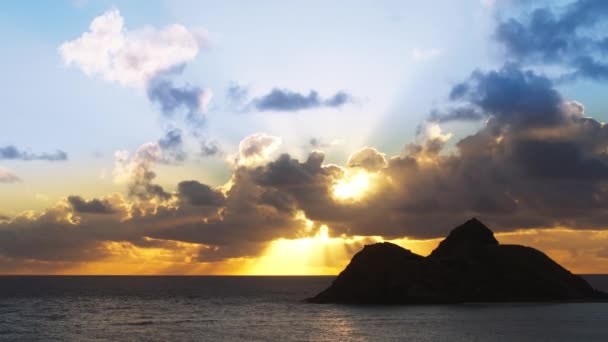Brillantes Rayos Sol Dorados Brillando Través Nubes Azules Sobre Océano — Vídeos de Stock