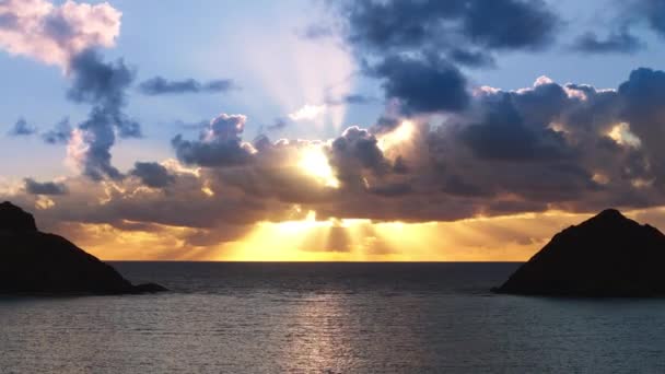 瓦胡岛风向海岸的Na Mokulua岛上上空日出 令人叹为观止 明亮的金色阳光穿过大海上方的蓝色云彩 夏威夷岛上的戏剧性质 瓦胡岛探险之旅 — 图库视频影像