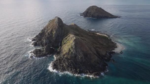 オアフ島の風向きの海岸にある岩のナ モッケル諸島の上空から撮影された航空機 ドローンカメラでのハワイの観光の背景 アウトドアの冒険旅行のための景色の自然の風景 手つかずの太平洋の自然 — ストック動画