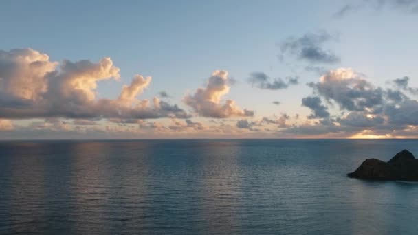 夏威夷岛上风景自然的电影空中背景 瓦胡岛旅游概念 日出时分在风向海岸上有两个小岛 蓝海中4K云下Na Mokulua岛的轮廓 — 图库视频影像