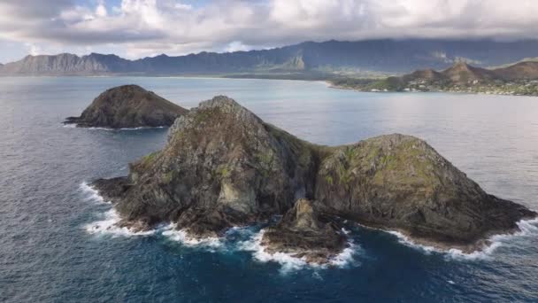 夏威夷旅游背景无人机摄像头 风景秀丽的自然景观为户外探险旅行 没有受到影响的太平洋自然 瓦胡岛风向海岸Na Mokulua岩岛上空的空中射击 — 图库视频影像