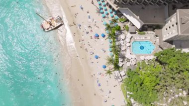 Honolulu 'daki Waikiki tatil köyünde yaz tatili. Zengin insanların tropikal bahçede mavi havuzda dinlendikleri sahne. Güneşli bir günde, deniz manzaralı lüks otel. Hawaii adasında rüya gezisi