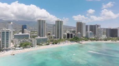 Hawaii tatil beldelerinde ilham verici bir rüya gezisi. Modern okyanus manzaralı otel binaları. Güzel mavi okyanus manzaralı yüksek katlı lüks oteller. Yeşil dağlarda Waikiki plajı