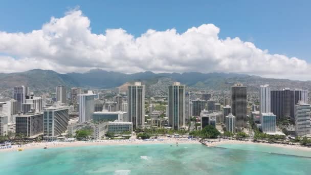 现代海滨酒店建筑的全景 高耸的豪华度假胜地 有着美丽而单调的蓝色海洋风景 怀基基海滩上的青山背景 在夏威夷度假胜地的梦幻之旅充满激情 — 图库视频影像