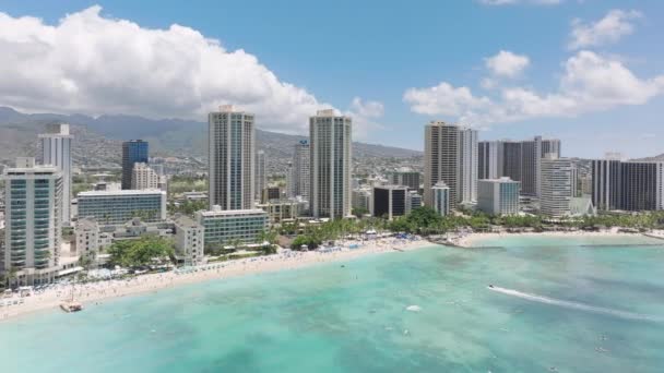 在夏威夷度假胜地的梦幻之旅令人振奋 现代海滨酒店建筑的全景 高耸的豪华度假胜地 有着美丽而单调的蓝色海洋风景 绿山背景下的怀基基海滩 — 图库视频影像