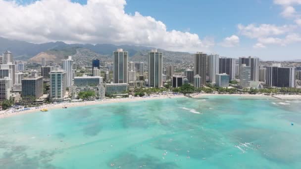 美しいティールブルーの海の景色を望む高級リゾート 緑の山の背景にあるワイキキビーチ ハワイのリゾートで夢の旅をインスパイア モダンなオーシャンフロントホテルの建物のパノラマビュー — ストック動画