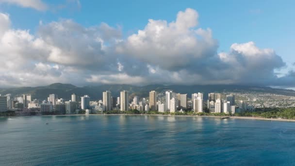 オアフ島の観光の背景 ハワイ島4Kアメリカの空中都市ビュー ゴールデンサンセットのワイキキビーチリゾートのパノラマビュー ホノルルの世界的に有名なワイキキビーチの近代的な建物 — ストック動画