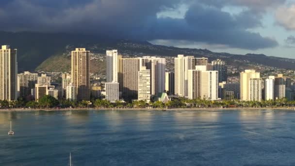 Szállodák Modern Épületei Világhírű Waikiki Strandon Honoluluban Oahu Sziget Turisztikai — Stock videók