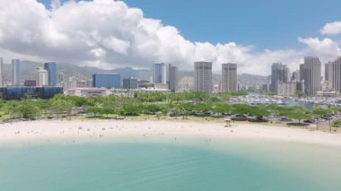Ala Moana Bölgesel Parkı 'nın üstündeki hava aracı. İnsanlar harika güneşli bir günde rahatlıyor. Yüzmek ve Hawaii adasının tadını çıkarmak için tatil gezisi, Waikiki manzarası. Güneşli yaz gününde Ala Moana plajı