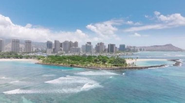 Hawaii 'deki Waikiki Sahili Sihirli Adası' nda tatil gezisi. Güneşli yaz gününde Ala Moana plajı. Ala Moana Bölgesel Parkı üzerindeki hava manzarası, Oahu. İnsanlar harika güneşli bir günde dinleniyor.