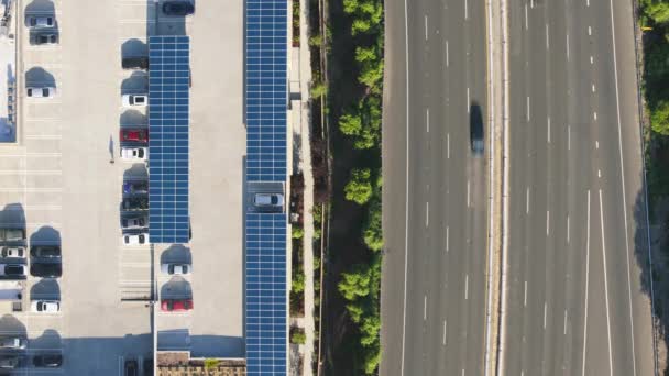 加州洛杉矶101号公路交通的俯瞰图 汽车在高速公路上疾驰 屋顶上太阳能电池板的空中视图 大楼顶部的泊车位 4K个镜头 — 图库视频影像