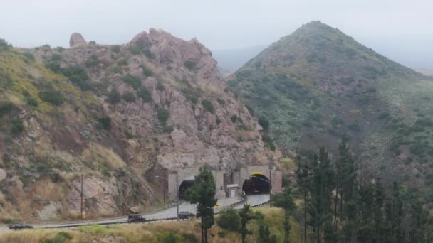 Drone Disparo Automóviles Que Mueven Través Del Túnel Las Montañas — Vídeos de Stock