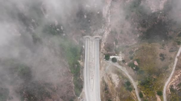 Вид Зверху Дорогу Канан Проходить Через Туман Вранці Малібу Передмістя — стокове відео