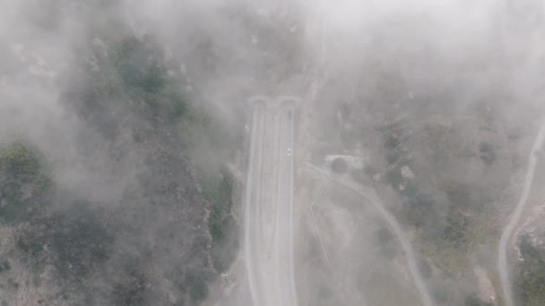 Drone Shot Kanan Road Poking Thick Fog Morning Santa Monica — Vídeo de Stock