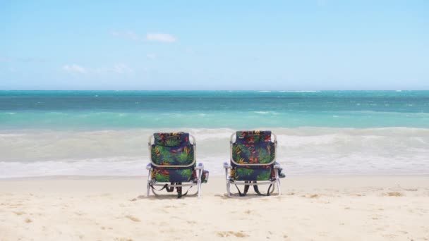 天堂岛海滩上的放松概念 两把空的彩色海滩椅子面对着美丽的淡蓝色大海 在夏威夷岛4K有蓝天的电影背景 暑假背景 — 图库视频影像
