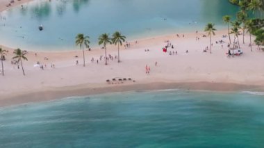 Waikiki seyahat rotası geçmişi. Manzaralı tropik Hawaii adalarından geçen mutlu insanlar. Amerikan turizm konsepti. Mutlu turistler güneşleniyor, Oahu 'da dinleniyor. Aileler yazın tadını çıkarır.