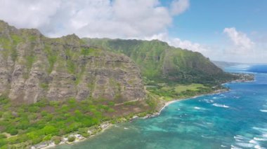 Destansı hava yolculuğu arka planı 4K Hawaii adası. Yüksek sarp yeşil dağ manzaralı uzak adalara açık hava macerası. Nefes kesici mavi okyanus manzaralı ABD. Güneşli yaz gününde Kualoa Vadisi manzarası