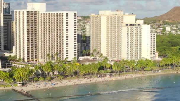 ハワイでの夏休み ワイキキビーチの近代的な高価なリゾートの空中ビュー ワイキキとダイヤモンドヘッド火山の素晴らしい景色を望むオーシャンフロントホテル 豊かな観光客のためのオアフの旅行先 — ストック動画
