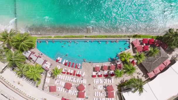 人们在蓝色游泳池里游泳 可以看到怀基基海滩的景色 在美国的天堂度暑假 人们在怀基基豪华度假胜地的无限大游泳池里享受夏天 夏威夷瓦胡岛昂贵的现代旅馆 — 图库视频影像