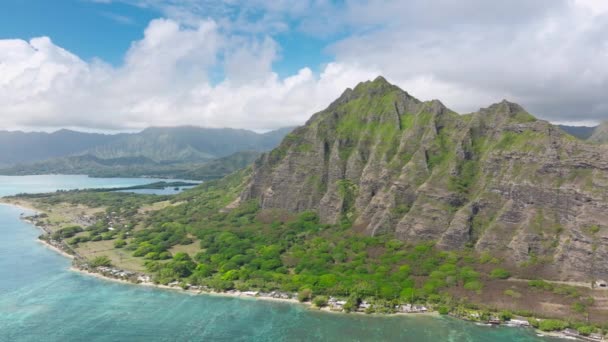户外探险到偏远的岛屿 有着陡峭的青山风景 令人振奋的蓝色海洋景观美国 在阳光明媚的夏日 库洛亚山谷尽收眼底 史诗空中旅行背景4K夏威夷岛 — 图库视频影像
