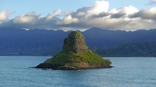 Πυραμίδα Σχήμα Mokolii Basalt Νησί Φόντο Συννεφιασμένο Ουρανό Γραφική Φύση — Αρχείο Βίντεο