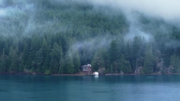 Einsames Haus Seeufer Immergrünem Dichtem Regenwald Bedeckt Von Filmischem Nebel — Stockvideo