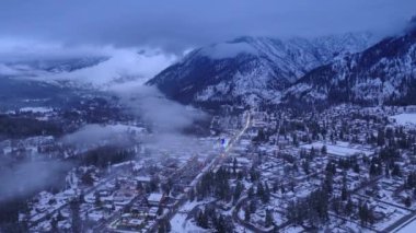 Bavyera 'dan ilham alan köy. Arka planda Cascade Dağları ile Leavenworth 'da kış harikalar diyarı. Leavenworth, Washington 'da kış mevsimi. Sihir, merak ve tatil neşesi konsepti