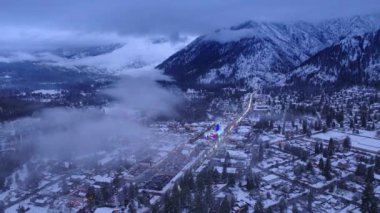 Bavyeralı köyünde sihir, merak ve tatil neşesi. Arka planda Cascade Dağları ile Leavenworth 'da kış harikalar diyarı. Leavenworth, Washington 'da kış mevsimi